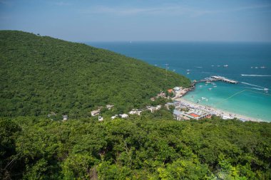 Tayland 'ın Chonburi kenti yakınlarındaki Ko Lan Adası' ndaki Tawaen Sahili manzarası ve manzarası, Kasım 2024