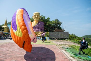 Başlangıçta Tayland 'da Chonburi ili yakınlarındaki Ko Lan Adası' ndaki Büyük Buda Heykeli Tapınağı 'nda Paraglider, Kasım 2024