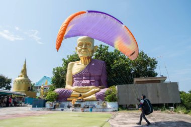 Başlangıçta Tayland 'da Chonburi ili yakınlarındaki Ko Lan Adası' ndaki Büyük Buda Heykeli Tapınağı 'nda Paraglider, Kasım 2024
