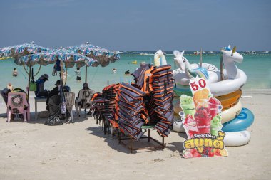 Tayland 'ın Chonburi kenti yakınlarındaki Ko Lan Adası' ndaki Tawaen Sahili 'nde bir dükkan, Kasım 2024
