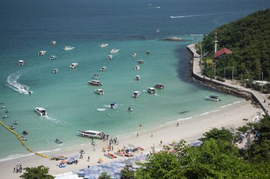 Tayland 'ın Chonburi kenti yakınlarındaki Ko Lan Adası' ndaki Tawaen Sahili manzarası ve manzarası, Kasım 2024
