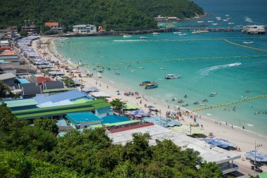 Tayland 'ın Chonburi kenti yakınlarındaki Ko Lan Adası' ndaki Tawaen Sahili manzarası ve manzarası, Kasım 2024