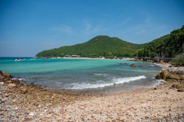 Tayland 'ın Chonburi kenti yakınlarındaki Ko Lan Adası' ndaki Tien Sahili manzarası ve manzarası, Kasım 2024