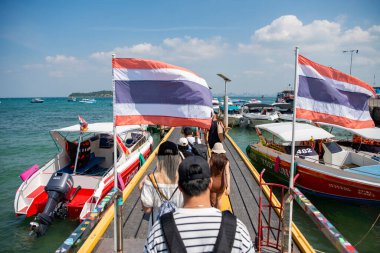 Tayland 'ın Chonburi iline bağlı Pattaya şehri yakınlarındaki Ko Lan Adası' ndaki Ban Ko Lan köyündeki rıhtımda, Kasım 2024