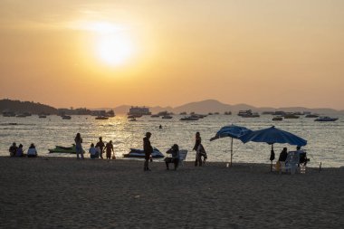 Pattaya Koyu 'ndaki Pattaya Sahili' nde gün batımına kadar Tayland 'ın Chonburi ilçesinde yer alan Pattaya Sahili, Kasım 2024