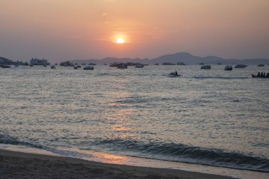 Pattaya Koyu 'ndaki Pattaya Sahili' nde gün batımına kadar Tayland 'ın Chonburi ilçesinde yer alan Pattaya Sahili, Kasım 2024