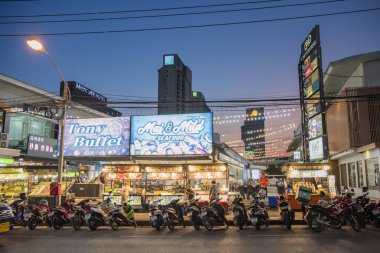 Pattaya 'da Dai Song Yolu' nda bir deniz ürünleri restoranı ve Tayland 'da Chonburi ili, Pattaya, Kasım 2024