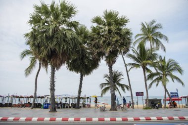 Tayland 'da Chonburi ili, Pattaya, Ekim 2024' te Pattaya plaj yolunda yeni akıllı Pattaya Sahili kaldırımları.