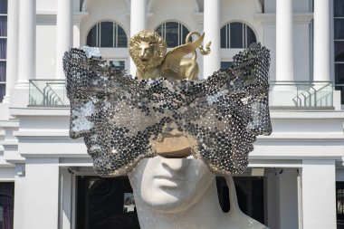 Tayland 'ın Chonburi ilindeki Pattaya şehrindeki Tiffany' s Show Pattaya Tiyatrosu 'nun önünde. Tayland, Pattaya, Ekim 2024