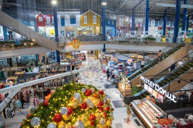 Tayland, Tayland, Pattaya, Ekim 2024 'te Chonburi' deki Pattaya şehrindeki Central Marina Alışveriş Merkezi 'nden alışveriş yapıyor.