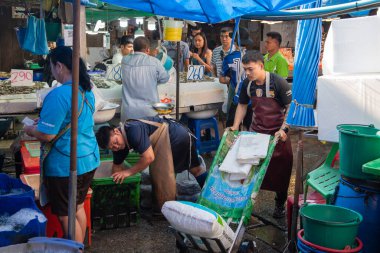 İnsanlar Tayland, Tayland, Pattaya, Kasım 2024 'te Pattaya City ve Chonburi' nin yanındaki Naklua City 'deki Deniz Ürünleri ve Balık Pazarı' nda satış ve alım yapıyorlar.