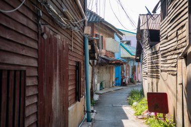 Tayland, Tayland, Pattaya, Kasım 2024 'te Pattaya City ve Chonburi' nin yanındaki eski Naklua şehrinde küçük bir ara sokak.