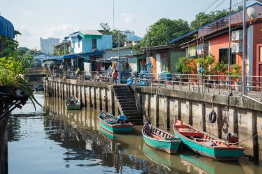 Tayland, Tayland, Pattaya, Kasım 2024 'te Pattaya City ve Chonburi' nin yanındaki eski Naklua şehrinde küçük bir ara sokak.