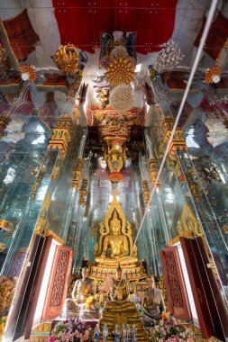 Pattaya şehrindeki Wat Nong Yai Tapınağı içinde bir Buda figürü ve Tayland 'daki Chonburi ili, Pattaya, Kasım 2024