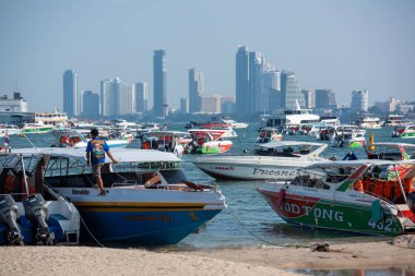 Tour Boats at the Bali Hai Pier on the Pattaya Bay of Pattaya in Tayland, Tayland, Pattaya, November 2024