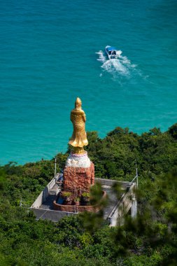 Tayland 'ın Chonburi kenti yakınlarındaki Ko Lan Adası' ndaki Büyük Buda Tapınağı 'nın yanındaki Tepe Tepesi' nde bir Buda, Kasım 2024