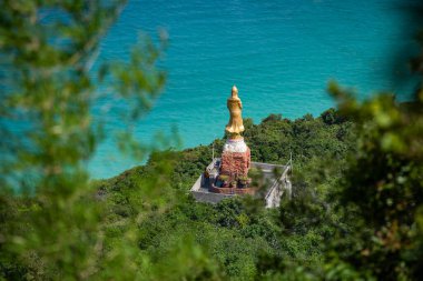 Tayland 'ın Chonburi kenti yakınlarındaki Ko Lan Adası' ndaki Büyük Buda Tapınağı 'nın yanındaki Tepe Tepesi' nde bir Buda, Kasım 2024