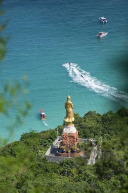 Tayland 'ın Chonburi kenti yakınlarındaki Ko Lan Adası' ndaki Büyük Buda Tapınağı 'nın yanındaki Tepe Tepesi' nde bir Buda, Kasım 2024
