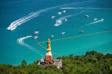 Tayland 'ın Chonburi kenti yakınlarındaki Ko Lan Adası' ndaki Büyük Buda Tapınağı 'nın yanındaki Tepe Tepesi' nde bir Buda, Kasım 2024