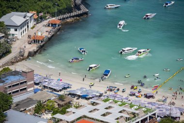 Tayland 'ın Chonburi kenti yakınlarındaki Ko Lan Adası' ndaki Tawaen Sahili manzarası ve manzarası, Kasım 2024