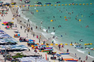Tayland 'ın Chonburi kenti yakınlarındaki Ko Lan Adası' ndaki Tawaen Sahili manzarası ve manzarası, Kasım 2024