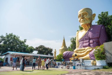 Tayland 'ın Chonburi kenti yakınlarındaki Ko Lan Adası' ndaki Büyük Buda Heykeli Tapınağı, Kasım 2024