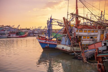 Tayland, Tayland 'ın Rayong ilindeki Rayong şehrindeki Harbour' daki Old Wood Balıkçı Tekneleri, 24 Ekim 2024
