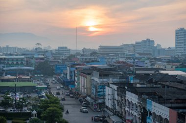 Tayland, Tayland ve Rayong 'daki Rayong şehrindeki Star Night Bazaar aerea manzarası, 25 Ekim 2024