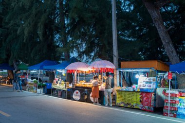Rayong şehrinin Rayong şehrindeki Laem Charoen Plajı 'nda akşam yemeği pazarı Tayland, Rayong, 24 Ekim 2024
