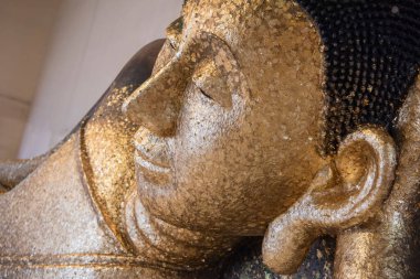 Tayland 'ın Rayong ilindeki Wat Pa Pradu şehrinde Buda' ya yaslanarak, 25 Ekim 2024