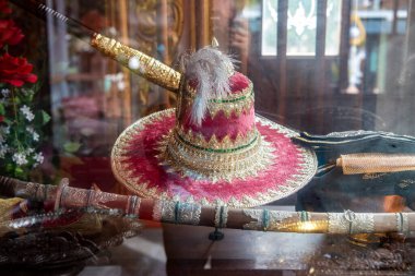 Wat Lum Mahachai Chumphon 'daki Kral Taksin Tapınağı' nda bir Taksin Miğferi ve Tayland, Tayland, Rayong 'da Rayong ili, Ekim, 25, 2024