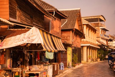 Tayland, Tayland ve Rayong 'da Rayong şehrindeki Yomjinda Yolu' ndaki eski ahşap evler, 25 Ekim 2024
