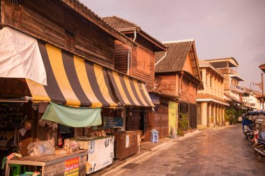 Tayland, Tayland ve Rayong 'da Rayong şehrindeki Yomjinda Yolu' ndaki eski ahşap evler, 25 Ekim 2024