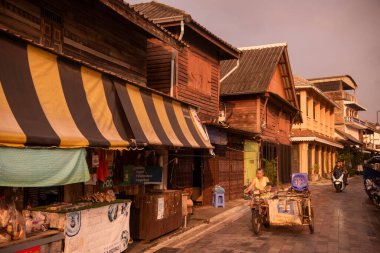 Tayland, Tayland ve Rayong 'da Rayong şehrindeki Yomjinda Yolu' ndaki eski ahşap evler, 25 Ekim 2024