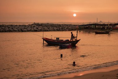 Rayong şehrindeki Laem Charoen Sahili 'nde gün batımı Tayland, Tayland, Rayong, 25 Ekim 2024