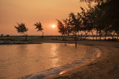 Rayong şehrindeki Laem Charoen Sahili 'nde gün batımı Tayland, Tayland, Rayong, 25 Ekim 2024