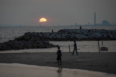 Rayong şehrindeki Laem Charoen Sahili 'nde gün batımı Tayland, Tayland, Rayong, 25 Ekim 2024
