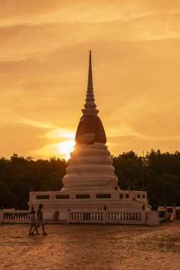 Rayong şehrinin Rayong şehrindeki Phra Chedi Klang Nam 'da gün batımı Tayland, Rayong, 26 Ekim 2024