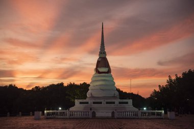 Rayong şehrinin Rayong şehrindeki Phra Chedi Klang Nam 'da gün batımı Tayland, Rayong, 26 Ekim 2024