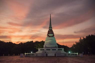 Rayong şehrinin Rayong şehrindeki Phra Chedi Klang Nam 'da gün batımı Tayland, Rayong, 26 Ekim 2024
