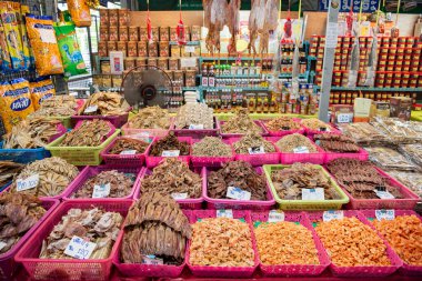 Tayland, Tayland, Rayong 'daki Rayong şehrindeki Food and Star Taze Pazarı' nda kurutulmuş deniz ürünleri ve balık, 27 Ekim 2024