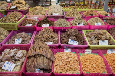 Tayland, Tayland, Rayong 'daki Rayong şehrindeki Food and Star Taze Pazarı' nda kurutulmuş deniz ürünleri ve balık, 27 Ekim 2024