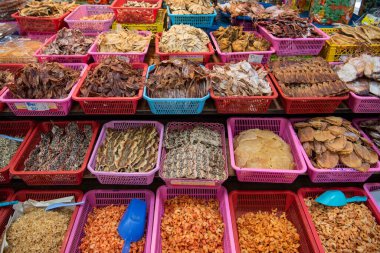 Tayland, Tayland, Rayong 'daki Rayong şehrindeki Food and Star Taze Pazarı' nda kurutulmuş deniz ürünleri ve balık, 27 Ekim 2024