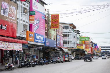Tayland, Tayland ve Rayong 'daki Rayong şehrindeki Star Night Bazaar aerea yolu, 27 Ekim 2024