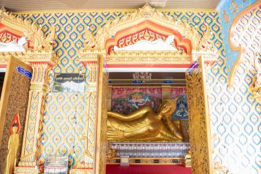 Tayland, Tayland 'ın Rayong ilindeki Wat Noen Phutsa şehrinde Buda' ya yaslanarak, 27 Ekim 2024