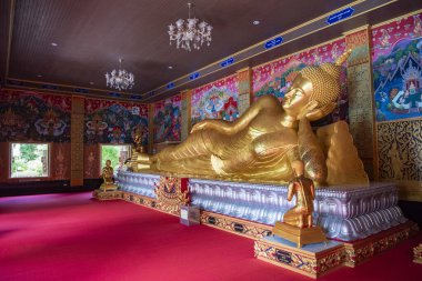 Tayland, Tayland 'ın Rayong ilindeki Wat Noen Phutsa şehrinde Buda' ya yaslanarak, 27 Ekim 2024