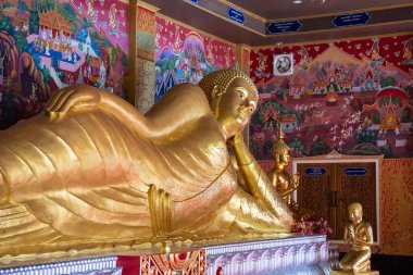 Tayland, Tayland 'ın Rayong ilindeki Wat Noen Phutsa şehrinde Buda' ya yaslanarak, 27 Ekim 2024