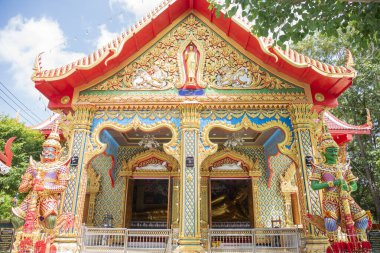 Tayland, Tayland 'ın Rayong ilindeki Wat Noen Phutsa şehrinde Buda' ya yaslanarak, 27 Ekim 2024