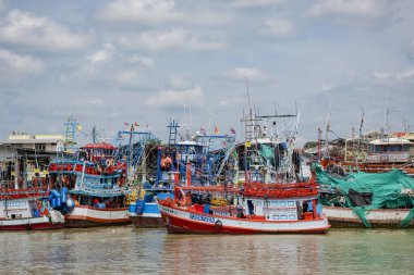 Tayland, Tayland, Rayong eyaletinin Rayong şehrindeki limanda tahta balıkçı tekneleri, 27 Ekim 2024