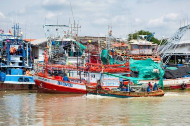 Tayland, Tayland, Rayong eyaletinin Rayong şehrindeki limanda tahta balıkçı tekneleri, 27 Ekim 2024